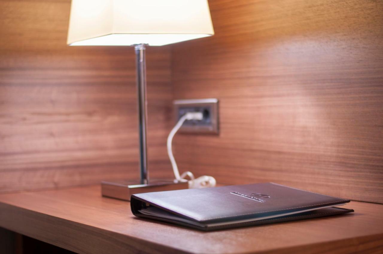 มาร์กี โฮเต็ล Hotel เอดีร์เน ภายนอก รูปภาพ A lamp plugged into a wall socket