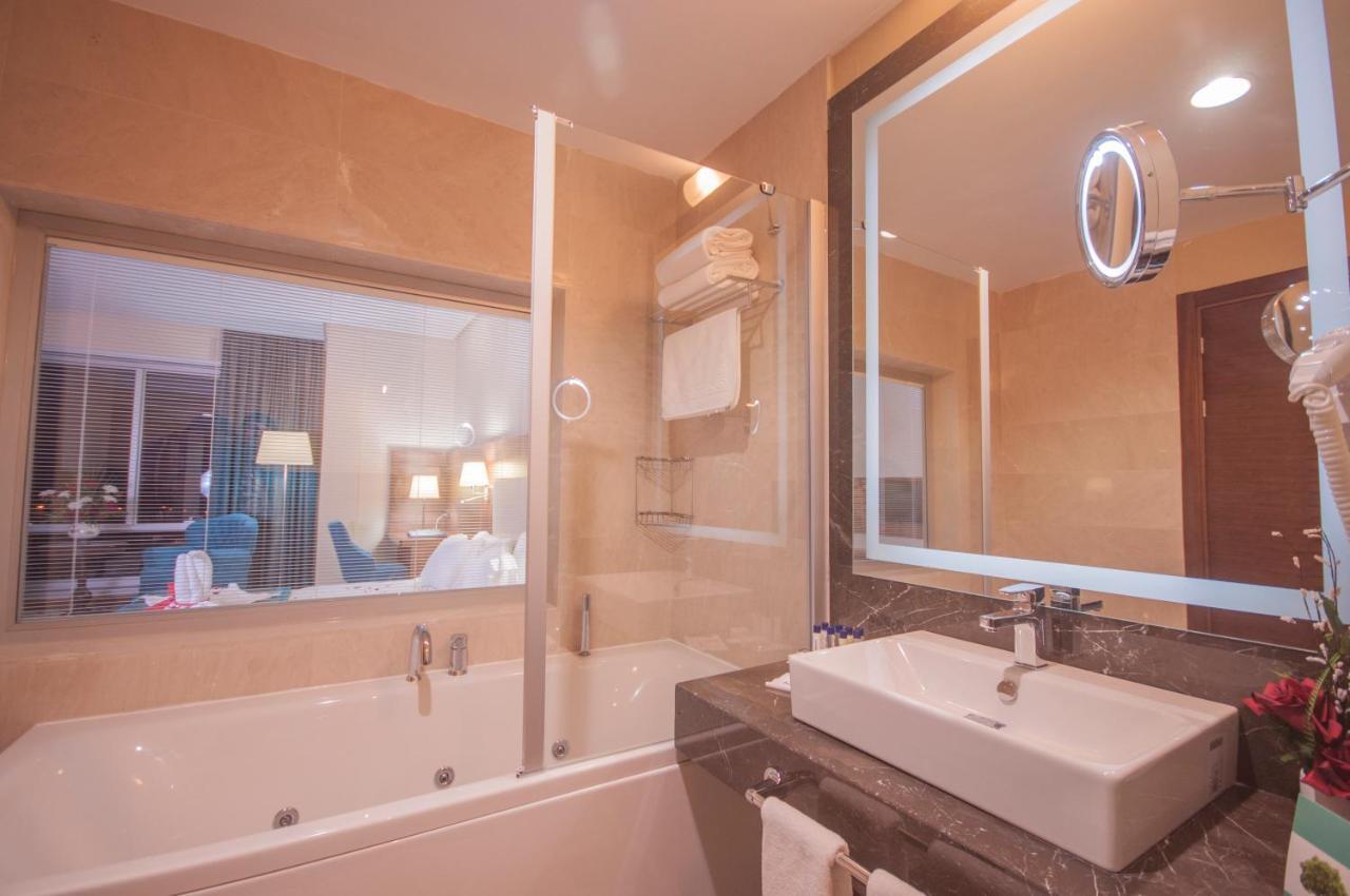 มาร์กี โฮเต็ล Hotel เอดีร์เน ห้อง รูปภาพ A bathroom in a hotel